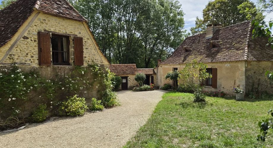 Très bel ensemble en pierres de 3 maisons offrant 350m² habitables sur son terrain d'un hectare et grande piscine.