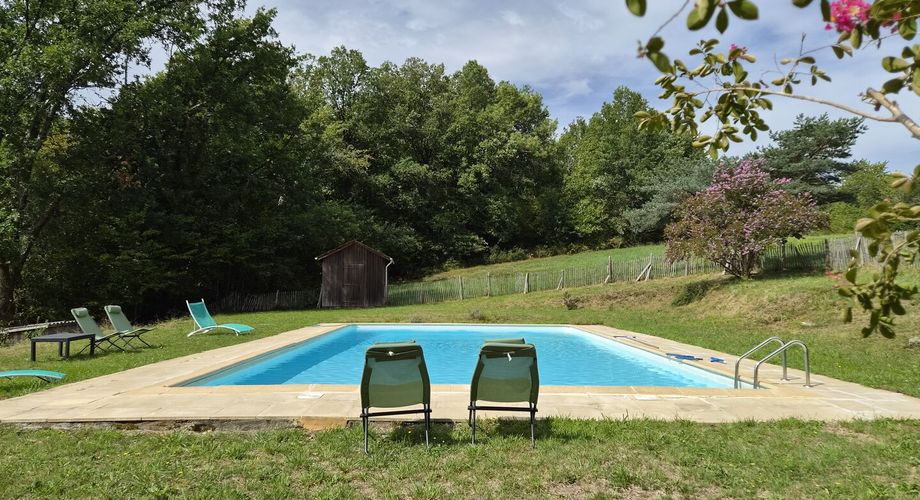 Très bel ensemble en pierres de 3 maisons offrant 350m² habitables sur son terrain d'un hectare et grande piscine.