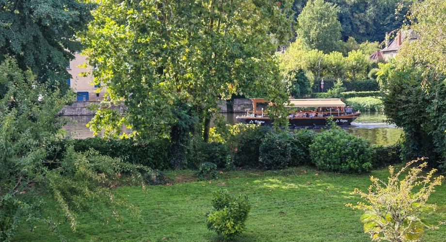 En Périgord Noir, maison de ville avec accès rivière et vue sur la campagne