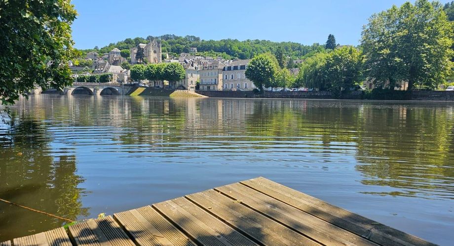 En Périgord Noir, maison de ville avec accès rivière et vue sur la campagne
