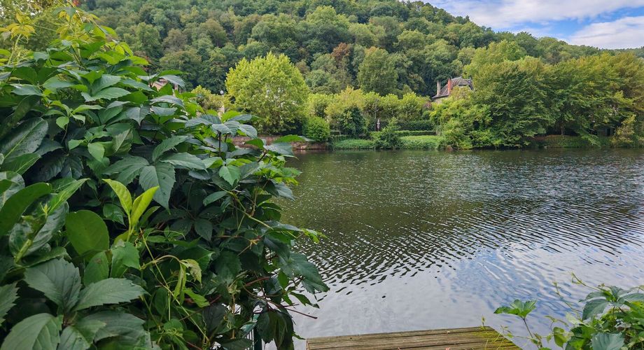 En Périgord Noir, maison de ville avec accès rivière et vue sur la campagne