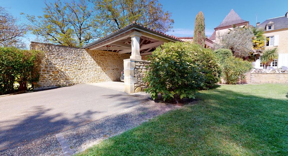 Belle demeure en pierres proche de la Dordogne.