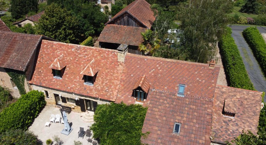 Élégante et vaste  maison en pierres avec vue et piscine et ancien séchoir à tabac
