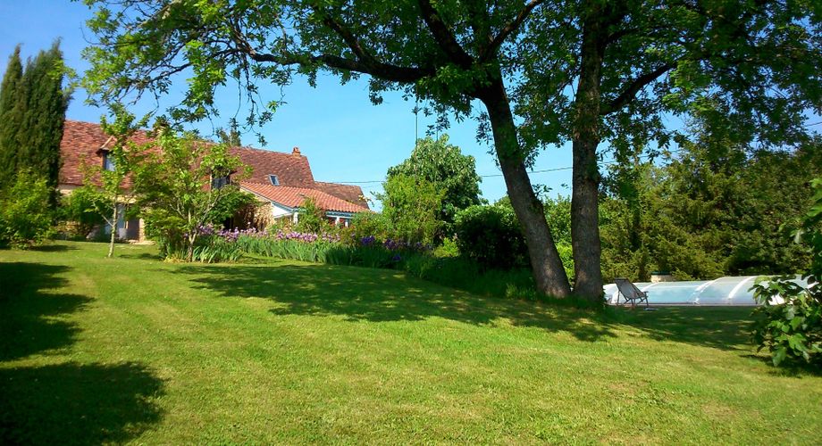 Élégante et vaste  maison en pierres avec vue et piscine et ancien séchoir à tabac