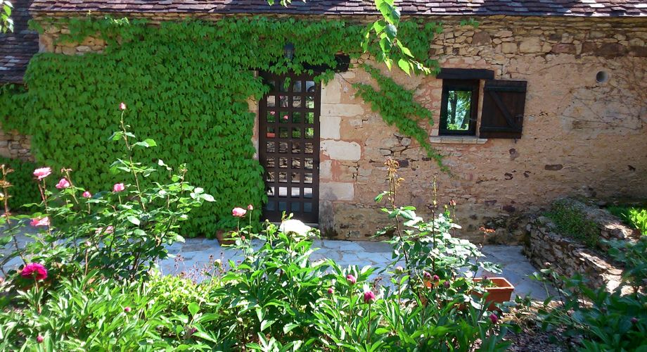 Élégante et vaste  maison en pierres avec vue et piscine et ancien séchoir à tabac
