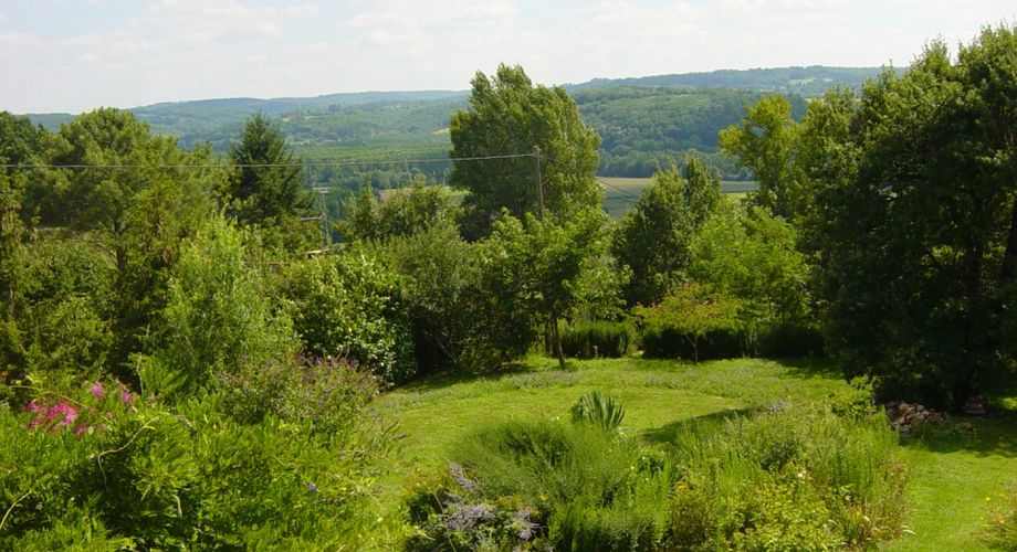 Élégante et vaste  maison en pierres avec vue et piscine et ancien séchoir à tabac