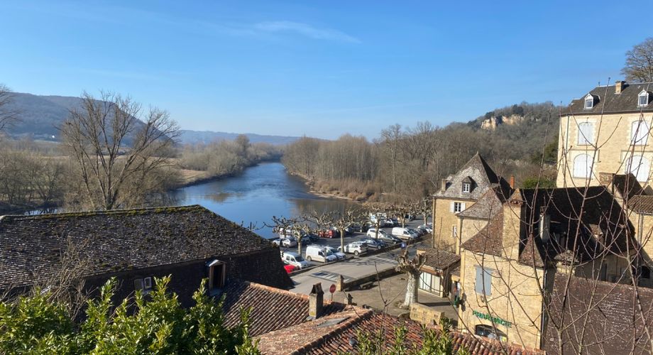 Ancien hôtel / restaurant avec vue imprenable sur la rivière 
