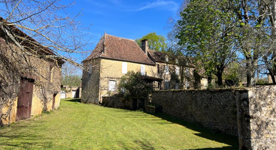  Propriété du 17ème siècle à restaurer avec 2 hectares de terrains