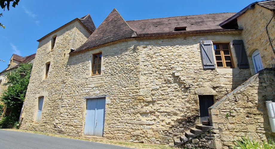 Propriété de charme avec dépendances, piscine et jardin dans un hameau.