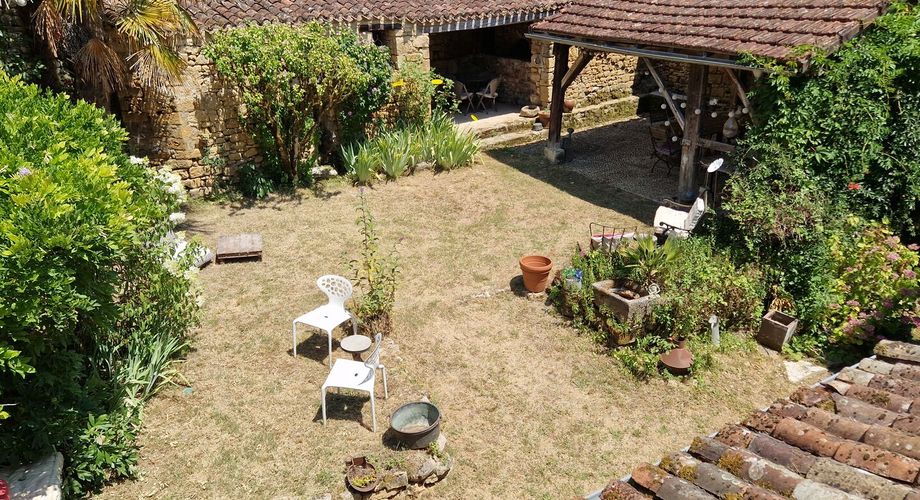 Propriété de charme avec dépendances, piscine et jardin dans un hameau.