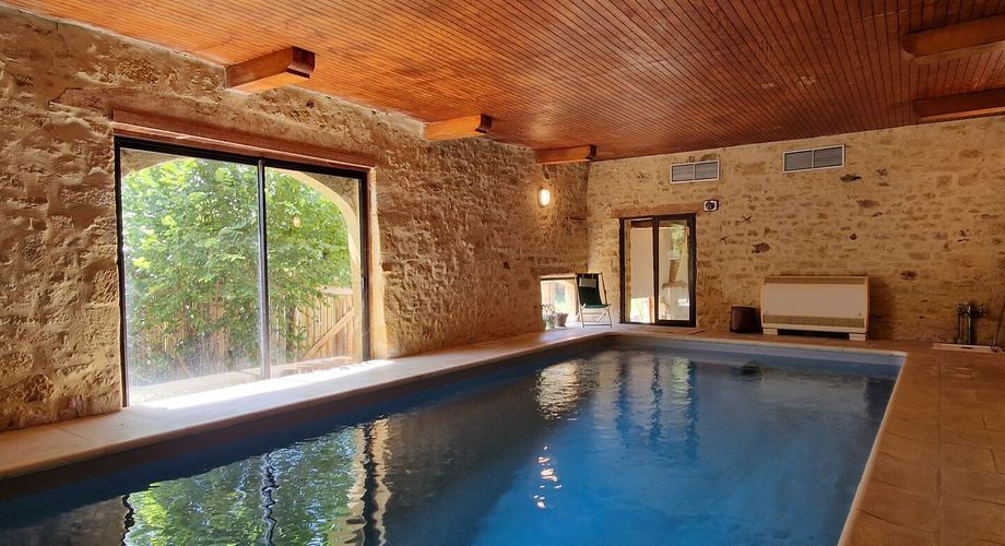 Propriété de charme avec dépendances, piscine et jardin dans un hameau.