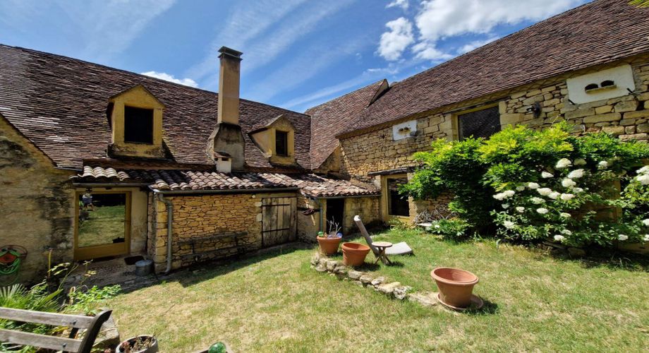 Propriété de charme avec dépendances, piscine et jardin dans un hameau.