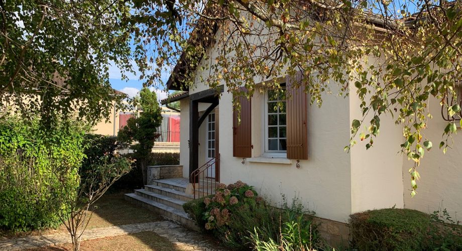 Contemporaine de plain-pied avec jardin à proximité des commerces !