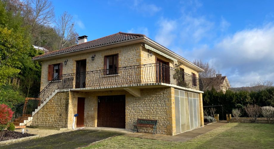 Maison sur sous-sol avec jardin clos à proximité d'un village dynamique