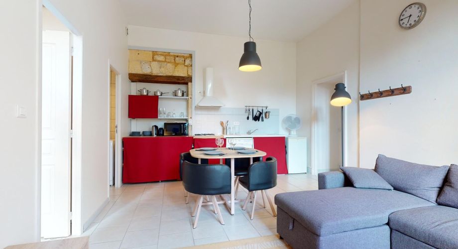 Appartement de plain-pied avec terrasse et parking – Centre-bourg de Saint-Cyprien (Dordogne).
