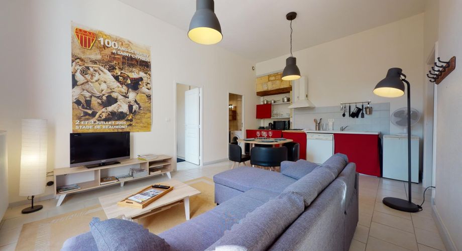 Appartement de plain-pied avec terrasse et parking – Centre-bourg de Saint-Cyprien (Dordogne).
