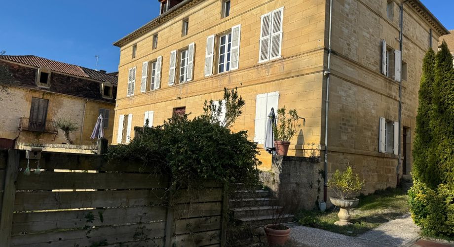 Appartement de plain-pied avec terrasse et parking – Centre-bourg de Saint-Cyprien (Dordogne).