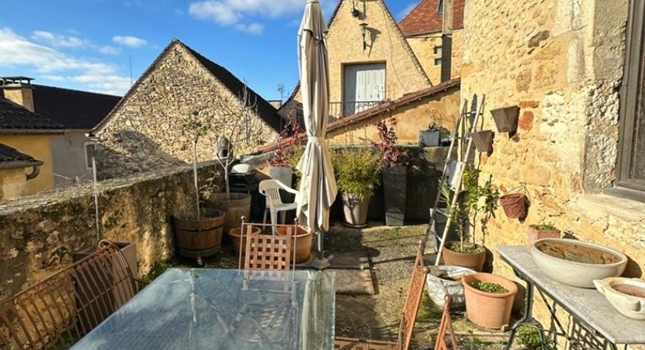 L'Élégance Discrète d'une Maison de Village, avec tous commerces