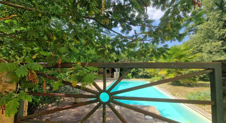 Propriété en pierres avec piscine sur 4 ha en parc et bois.
