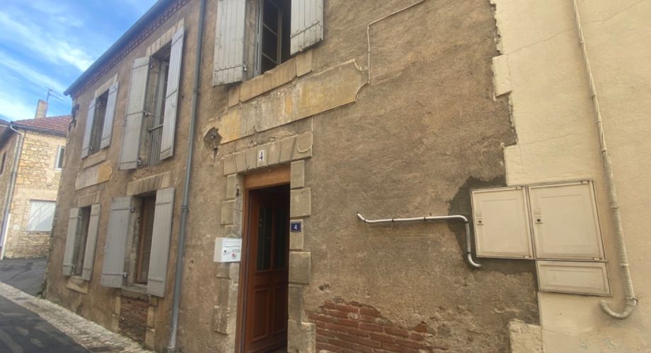 Maison de village ancienne en pierre, environ 100m2 avec courette intérieure