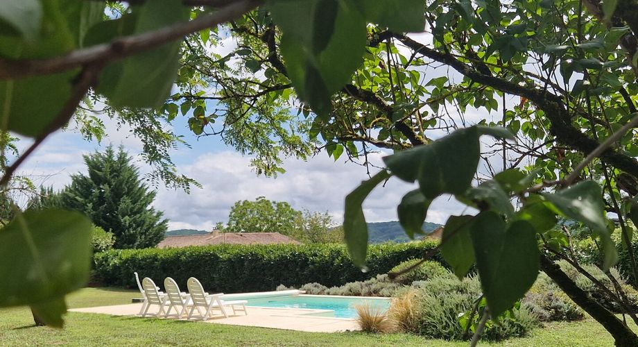 Longère en pierre avec grand jardin et piscine 