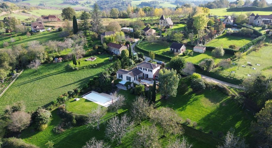 GREAAT COUNTRYSIDE LOCATION WITH VIEWS. LARGE 234m2 HOUSE WITH SWIMNING POOL ON 3460SQM OF LAND. BELVES AREA. 