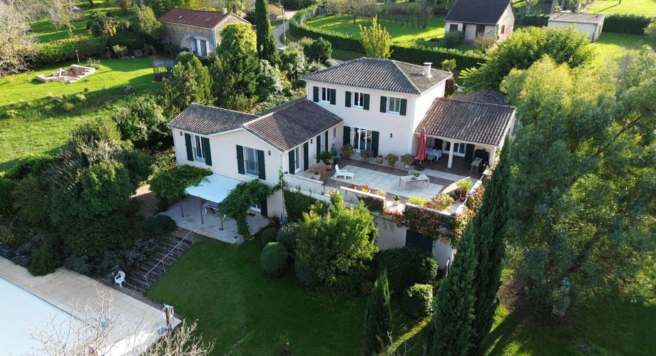 Spacieuse maison contemporaine avec vue et piscine