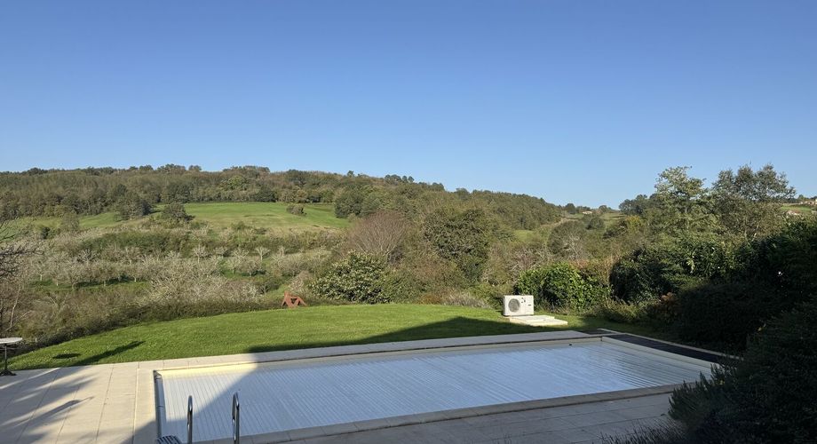 GREAAT COUNTRYSIDE LOCATION WITH VIEWS. LARGE 234m2 HOUSE WITH SWIMNING POOL ON 3460SQM OF LAND. BELVES AREA. 