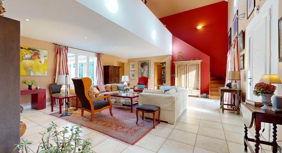 GREAAT COUNTRYSIDE LOCATION WITH VIEWS. LARGE 234m2 HOUSE WITH SWIMNING POOL ON 3460SQM OF LAND. BELVES AREA. 