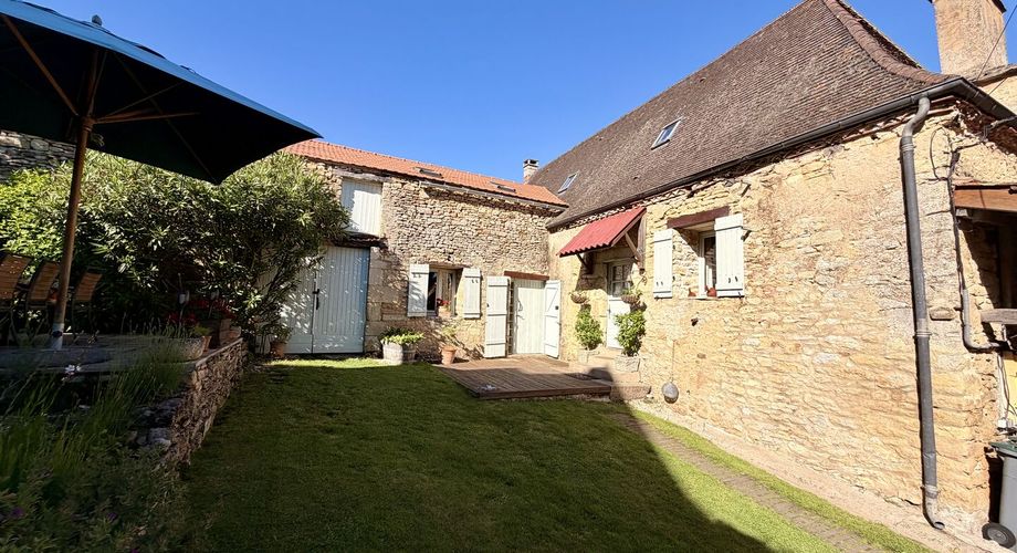 Ensemble en pierre de trois gîtes et une maison principale avec vue panoramique sur la vallée de la Dordogne.