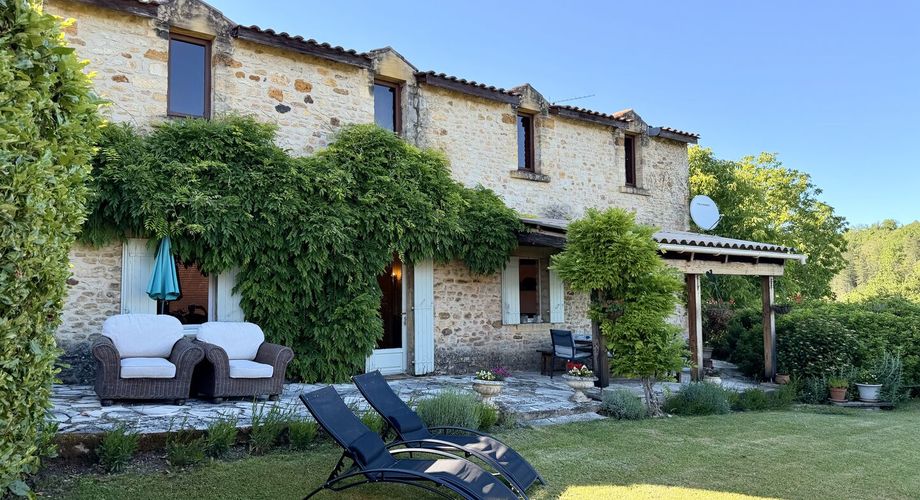 Ensemble en pierre de trois gîtes et une maison principale avec vue panoramique sur la vallée de la Dordogne.