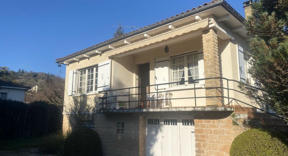 Maison de quasi plain pied à vendre proche des commerces.