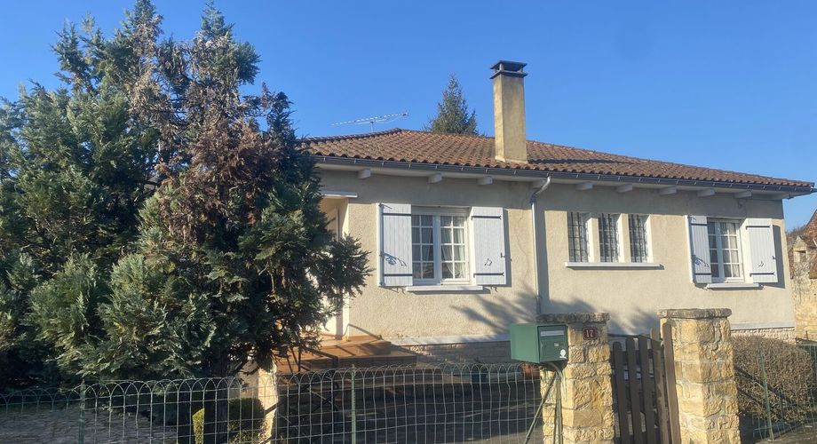 Maison de quasi plain pied à vendre proche des commerces.