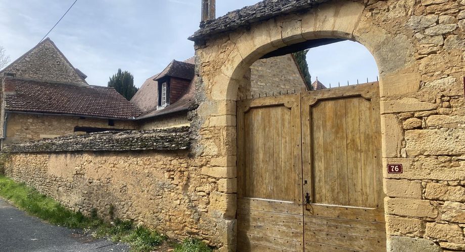 Bel ensemble ancien  de deux maisons avec piscine dans un lieu privilégié