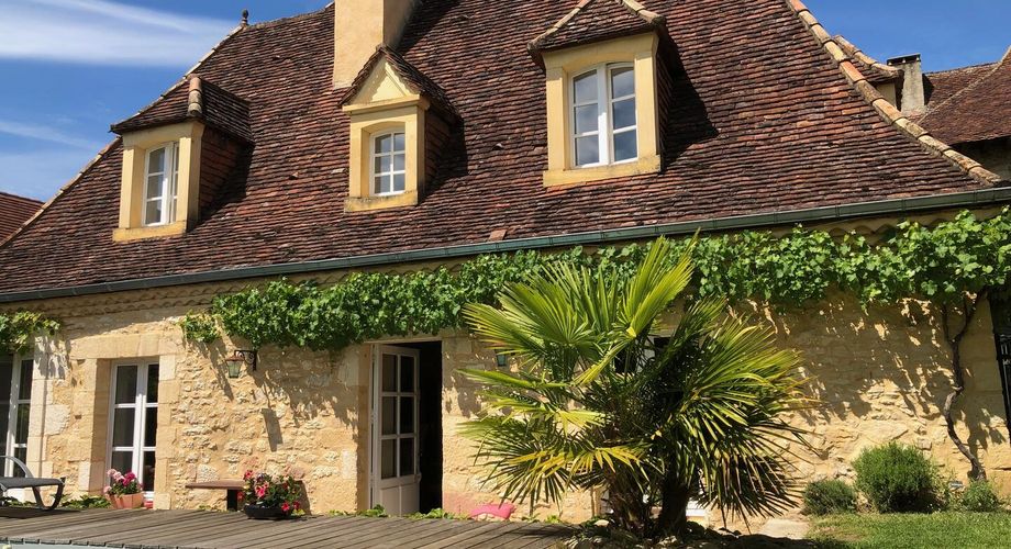 Maison Perigordine renovée dans village avec jardin et piscine