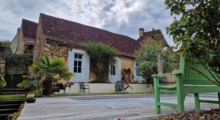 Maison Perigordine renovée dans village avec jardin et piscine