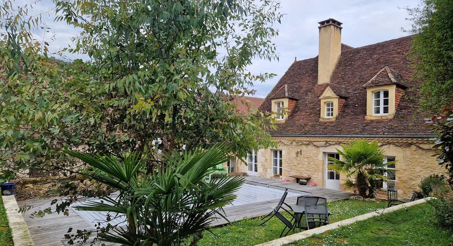 Maison Perigordine renovée dans village avec jardin et piscine