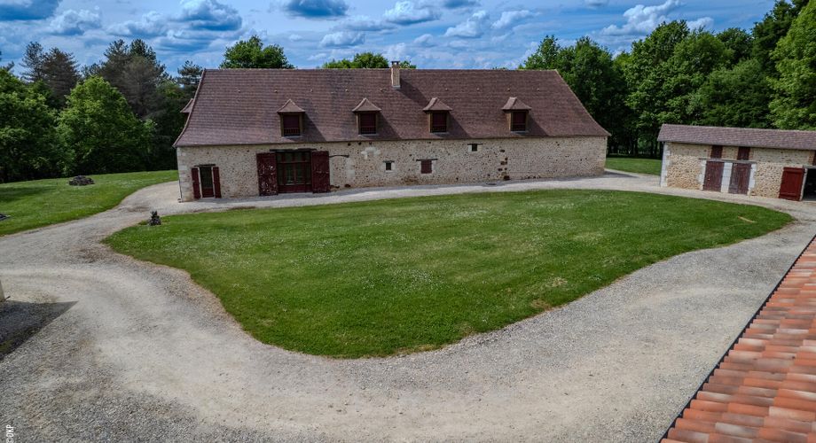 Domaine d'exception sur 100 hectares de forêt privée et bâtis en pierre. Vidéo sur demande