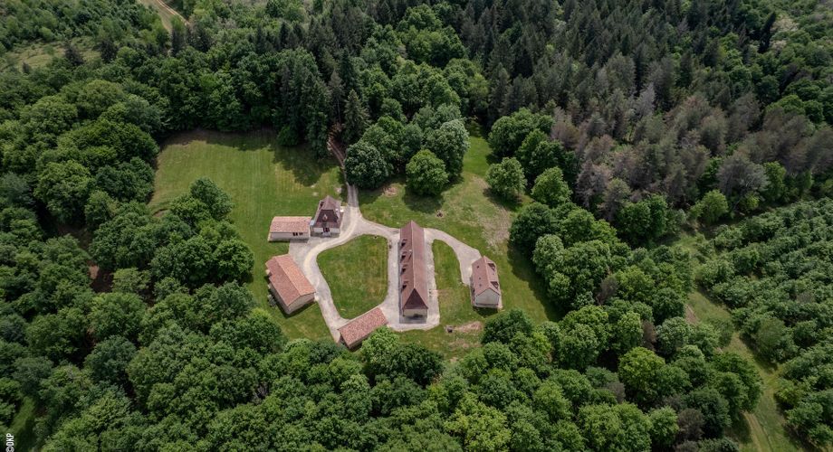 Domaine d'exception sur 100 hectares de forêt privée et bâtis en pierre. Vidéo sur demande