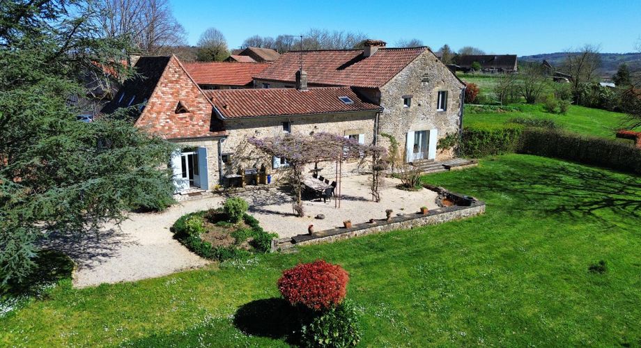 Propriété de Prestige en Pierre avec Vue Panoramique, Gîte de 5 Chambres, Appartement Indépendant, Grange et Piscine : Un Domaine de Charme Clé en Main au Cœur du Périgord Noir à quelques kilomètres des commerces
