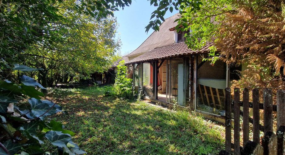 Maison perigordine en pierres à renover avec dépendances et terrain d'env 5000m2