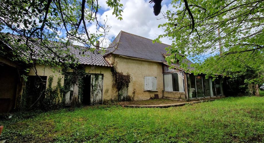 Maison perigordine en pierres à renover avec dépendances et terrain d'env 5000m2