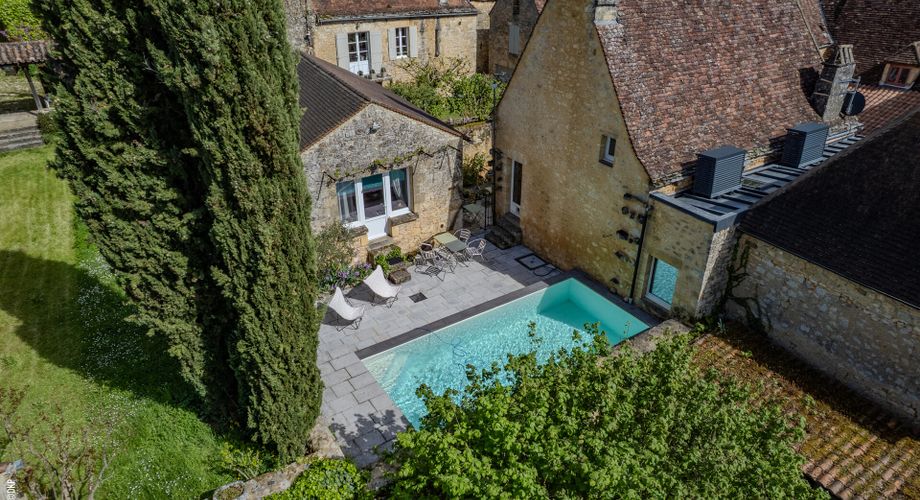 In the heart of the bastide, a rare property full of character
