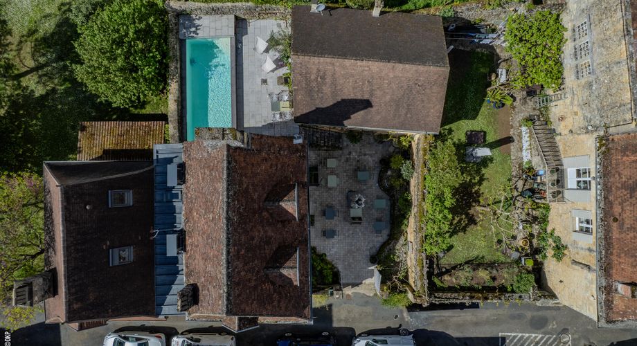 In the heart of the bastide, a rare property full of character