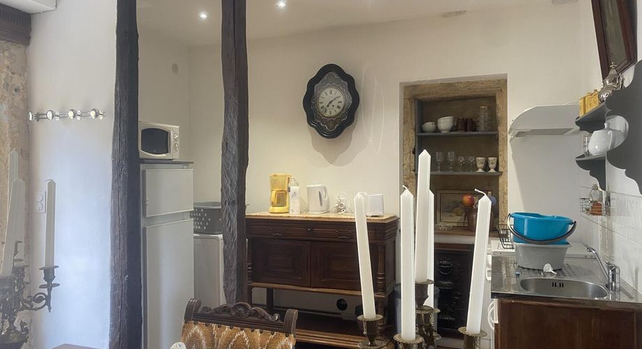 Coquette  maison de village en pierre  avec terrasse et balcon