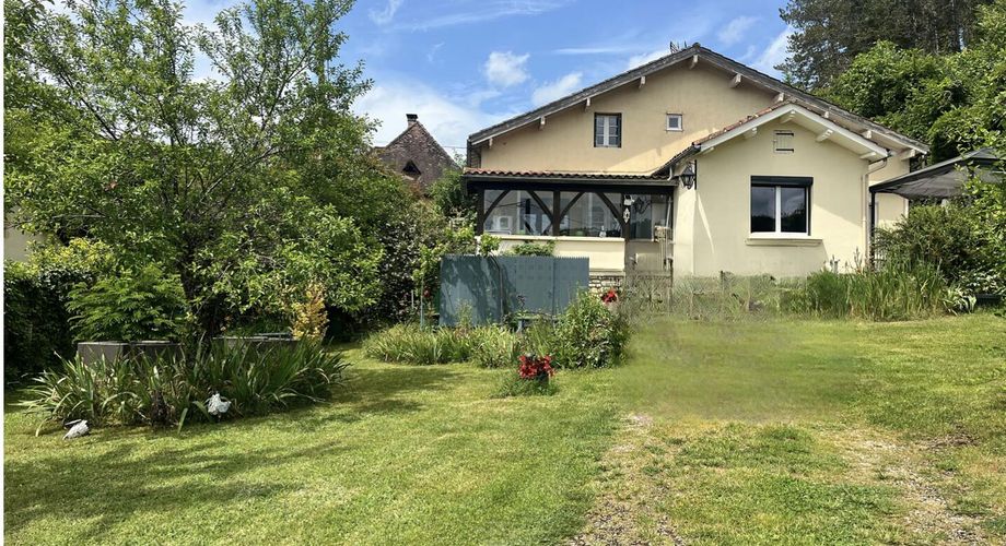 Clé en main, cœur comblé : Découvrez cette perle rare avec jardin et commerces à pied.