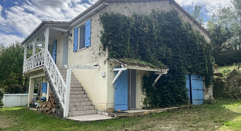 Un refuge suspendu dans la nature avec 4 chambres, piscine hors sol et panneaux photovoltaïques