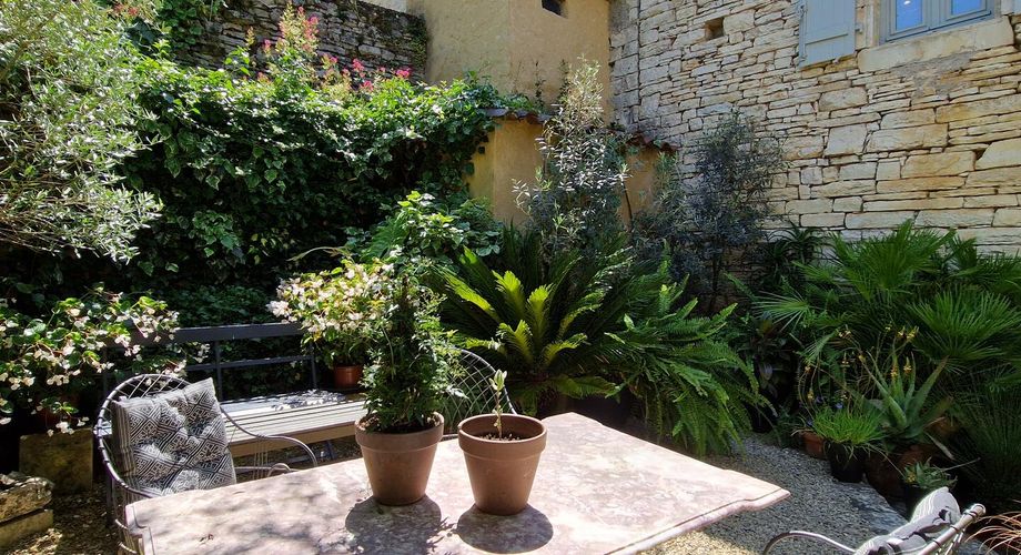 Demeure de charme avec Patio, piscine, tour au toit de lauze et jardin bucolique.