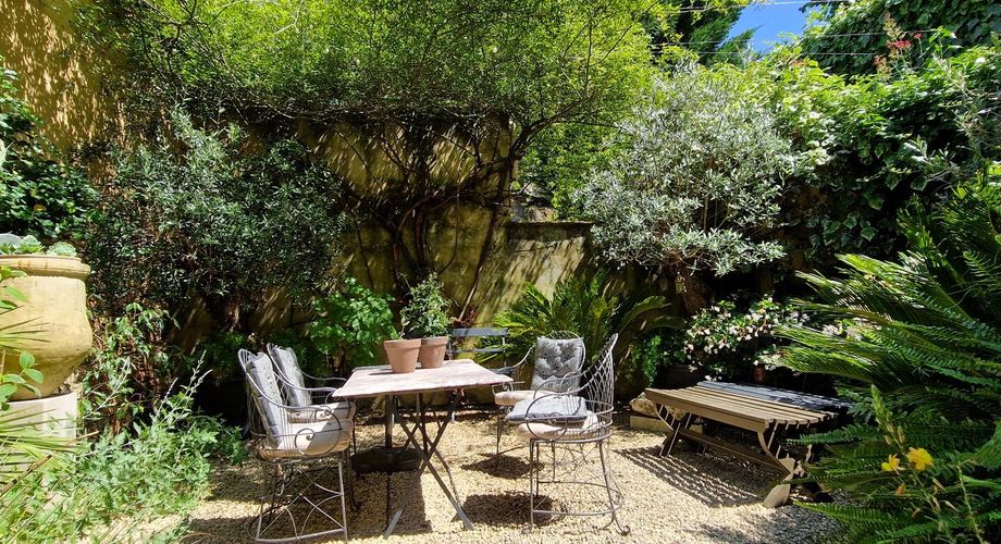 Demeure de charme avec Patio, piscine, tour au toit de lauze et jardin bucolique.