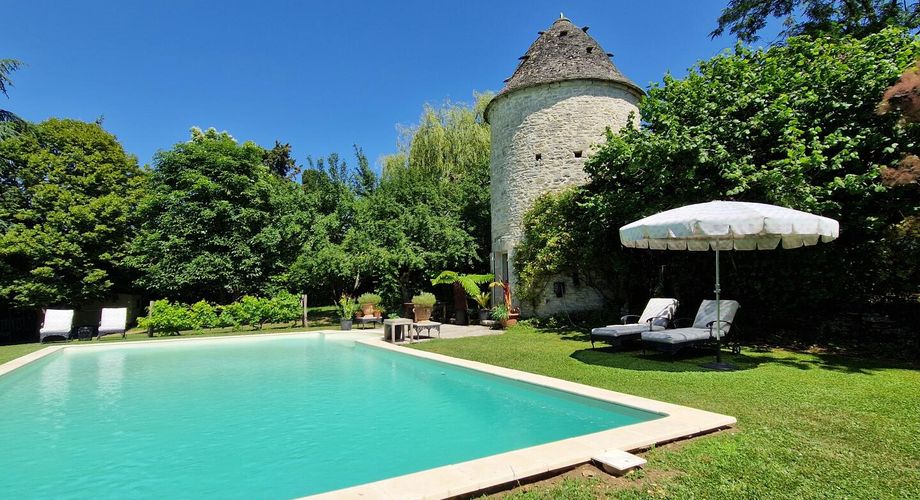 Demeure de charme avec Patio, piscine, tour au toit de lauze et jardin bucolique.